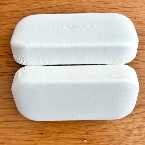 Marc Jacobs Oversized Clam Shell Hard Eyewear Case In White Unisex Sunglasses - Picture 2 of 6